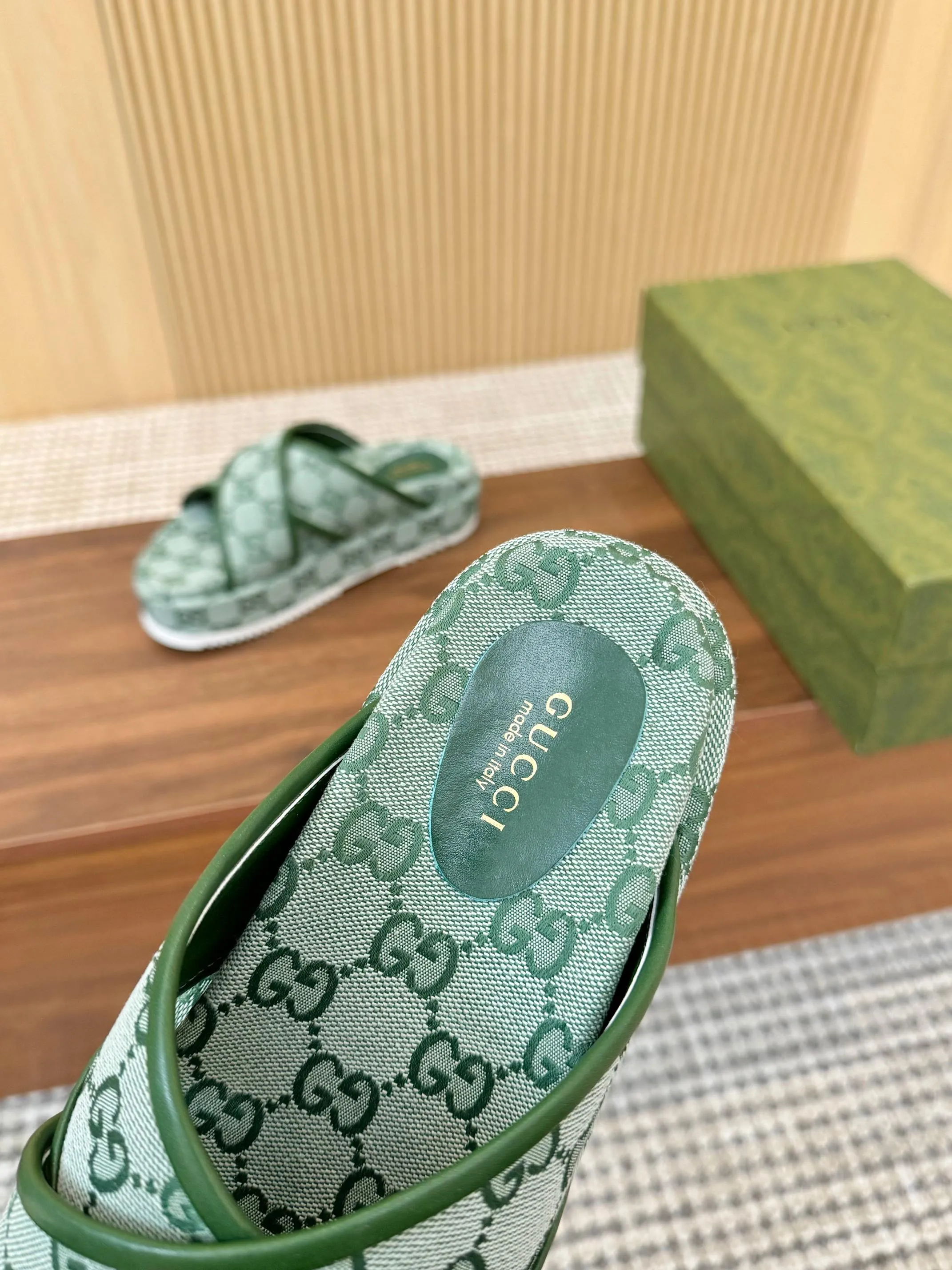 👟👟Ex-factory price 400👟👟 Shipped all year round, Gucci's latest limited edition thick-soled slippers. Top quality for sale. Purchase genuine product for development. The material and workmanship are consistent with the original. Upper: original special printing process. Lining: dyed sheepskin. Outsole: Italian private model outsole. Size: 35-43M standard size. 41, 42, 43 are also customized and cannot be returned. Sole thickness: 5.5cm. Forefoot 4cm.